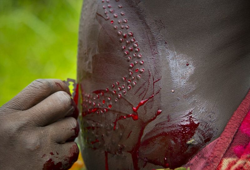 Шрамирование с помощью колючек и лезвия в Африке