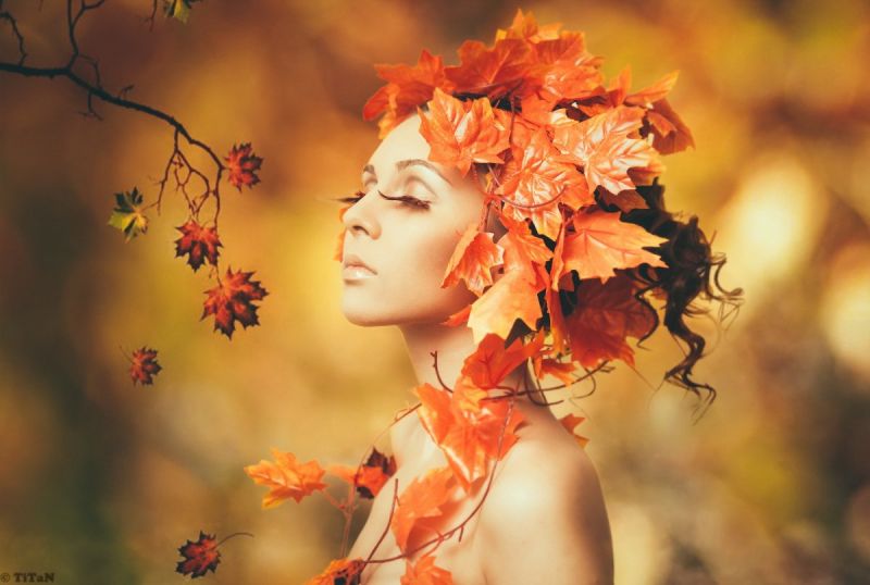 Красивые девушки и осенние листья