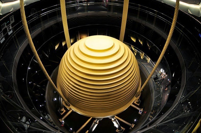 Гигантский шар внутри небоскреба