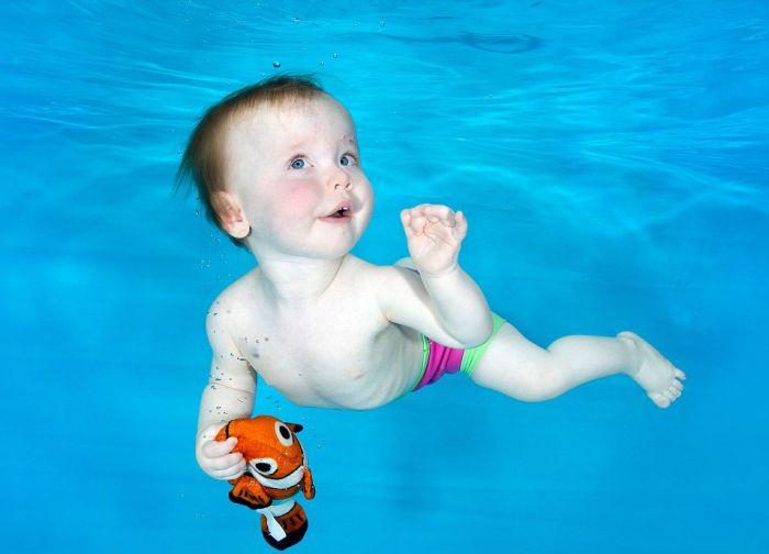 Маленькие дети под водой в объективе Люси Рей
