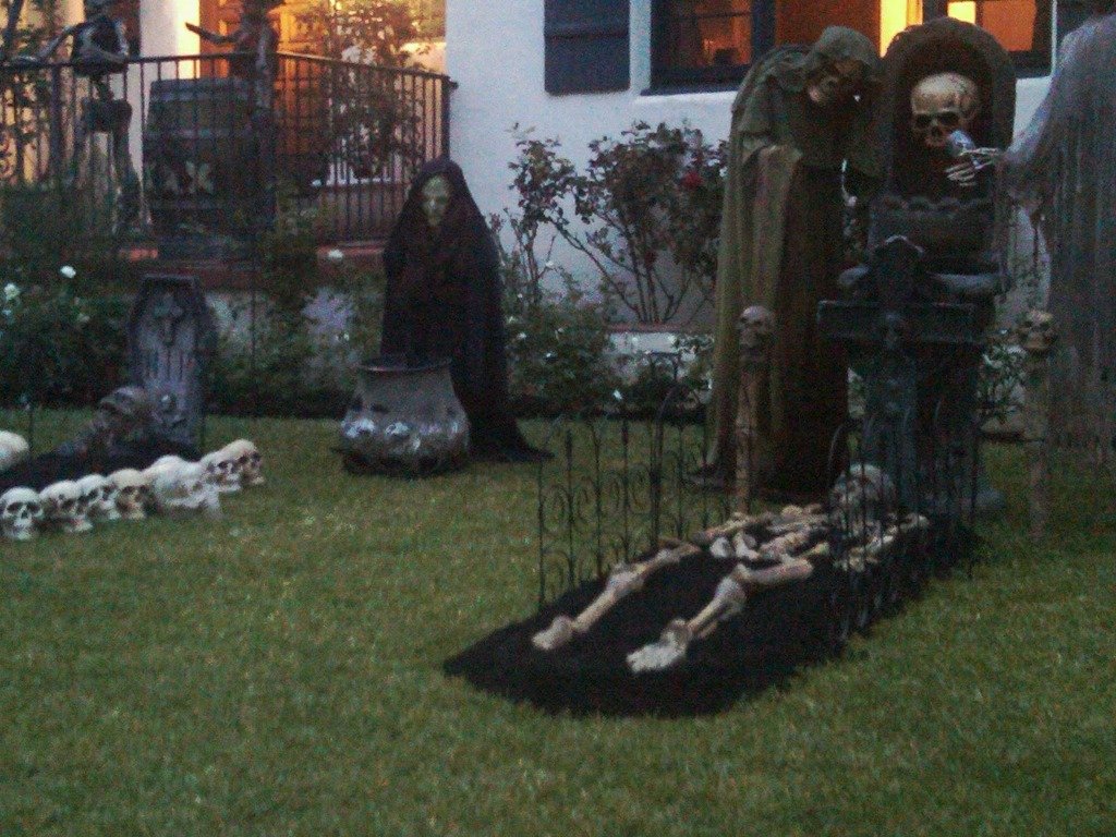 Жуткие декорации на Хэллоуин для дома и улицы