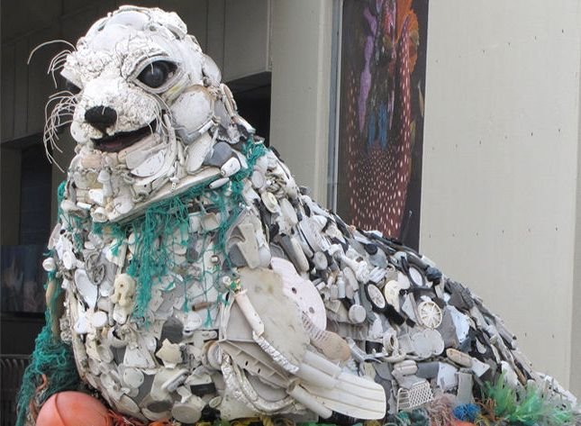 Скульптуры морских обитателей из пластикового мусора с берегов