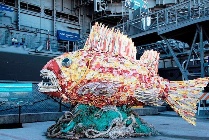 Скульптуры морских обитателей из пластикового мусора с берегов
