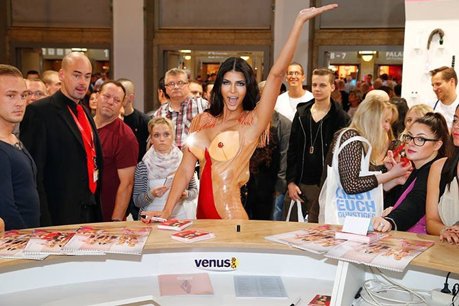 Ярмарка эротической продукции Venus открылась в Берлине