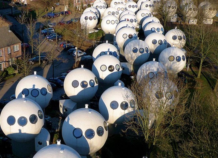 Необычные дома-шары в Нидерландах
