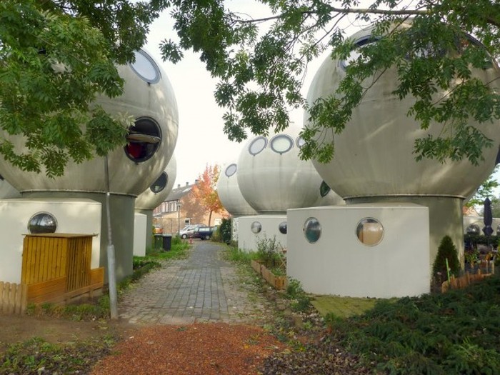 Необычные дома-шары в Нидерландах