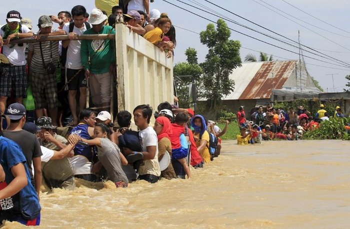 Тайфун Коппу обрушился на Филиппины 