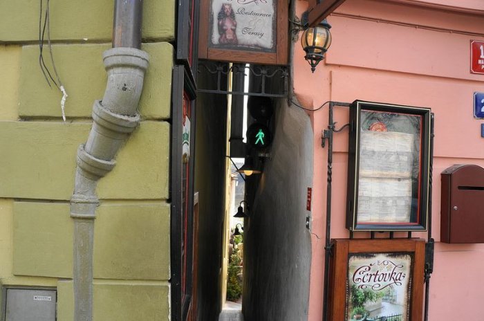 Самая узкая улица в Праге - Винарна Чертовка