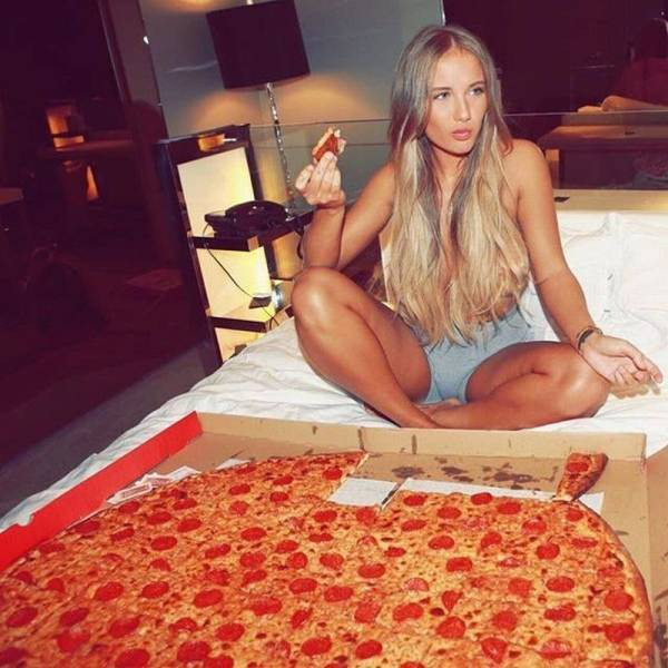 Красивые девушки и пицца