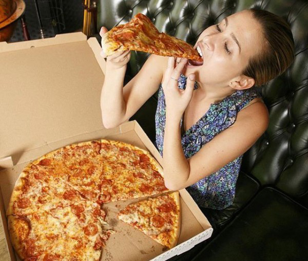 Красивые девушки и пицца