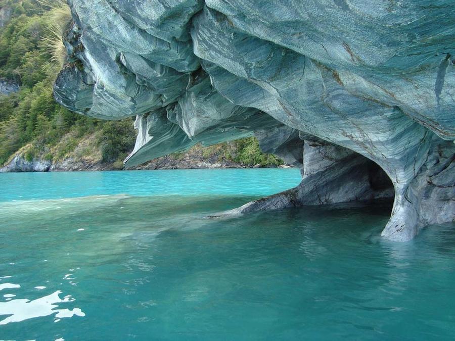 Голубые гроты мраморных пещер Патагонии