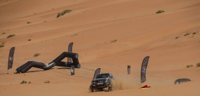 Гусеничный Nissan Juke в пустыне Абу-Даби
