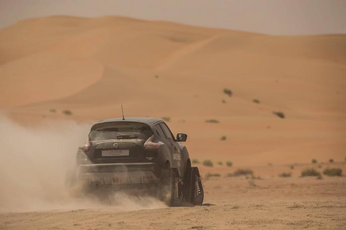 Гусеничный Nissan Juke в пустыне Абу-Даби