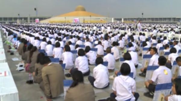 Миллион тайских школьников собрались помедитировать за мир во всем мире