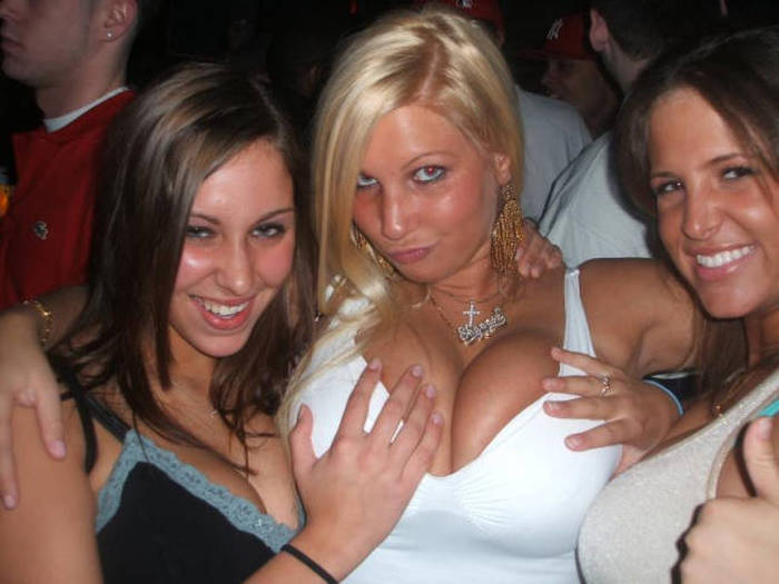 Прикольные фото девушек с большой грудью и их подругами