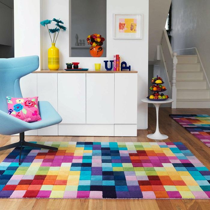 Яркие разноцветные коврики на полу для отличного настроения