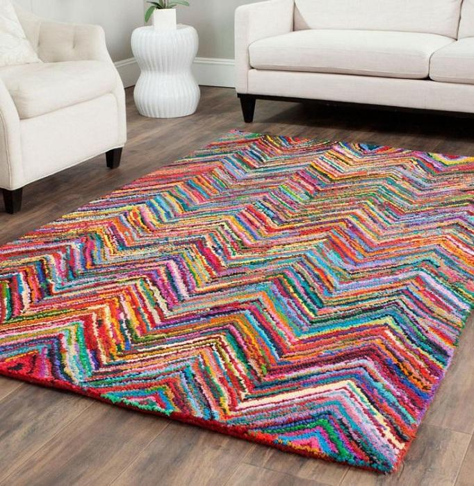 Яркие разноцветные коврики на полу для отличного настроения