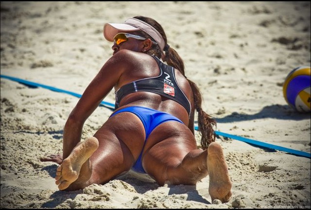 Женский пляжный волейбол популярен среди мужчин