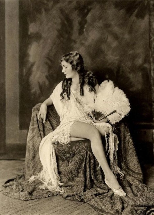 Чувственные образы красавиц на снимках начала XX века