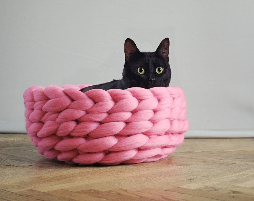 Лежаки гигантской вязки для домашних животных от Анны Мо