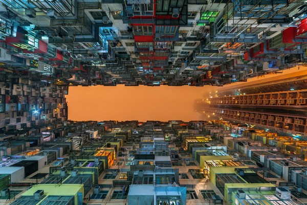 Гонконгские небоскребы снизу от фотографа Питера Стюарта