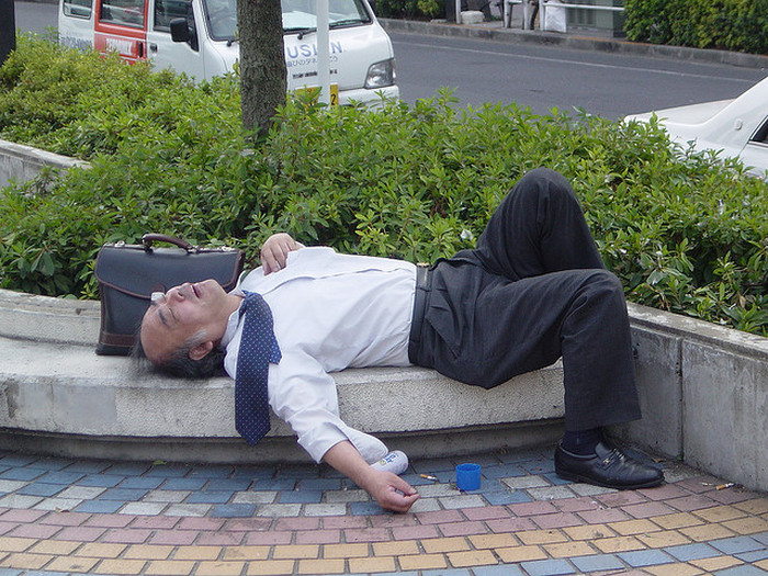 На японских улицах тоже встречаются спящие пьяные люди