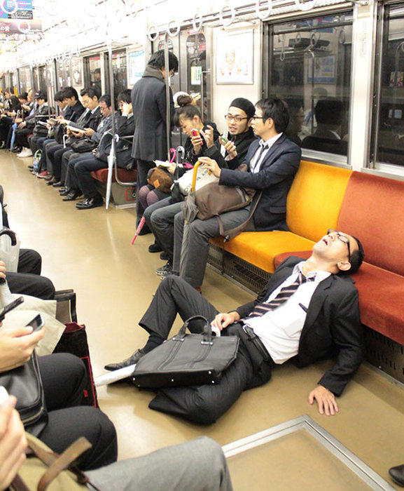 На японских улицах тоже встречаются спящие пьяные люди