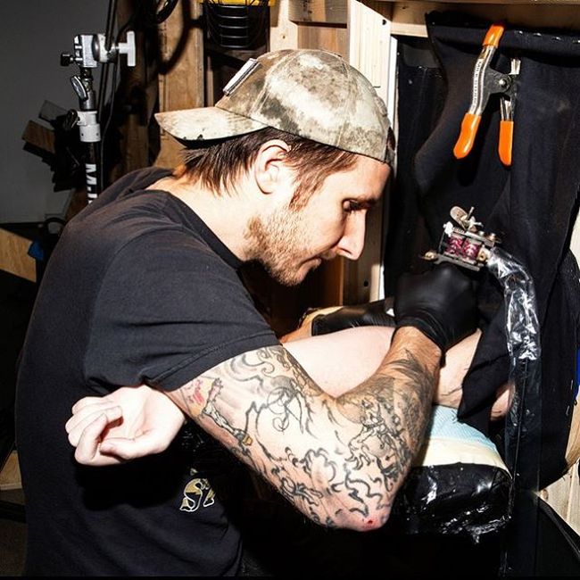 Тату-мастер Скотт Кэмпбелл сам решает, какую татуировку набить клиенту