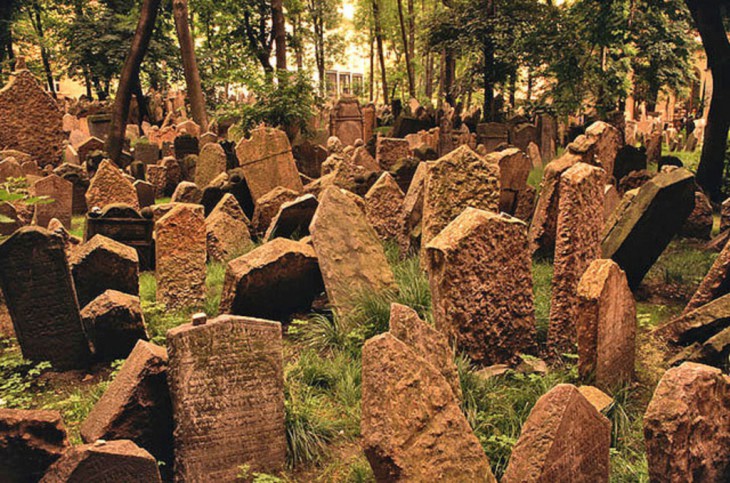 12 жутко интересных кладбищ мира