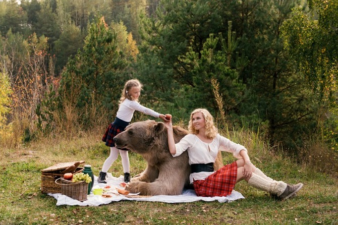 Фотосессия семьи с медведем ввергла западные СМИ в шок