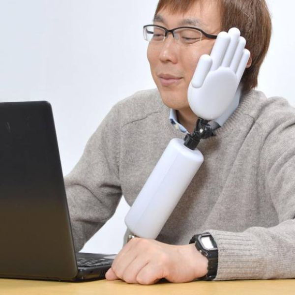 Рука для любителей подпереть лицо, сидя за компьютером