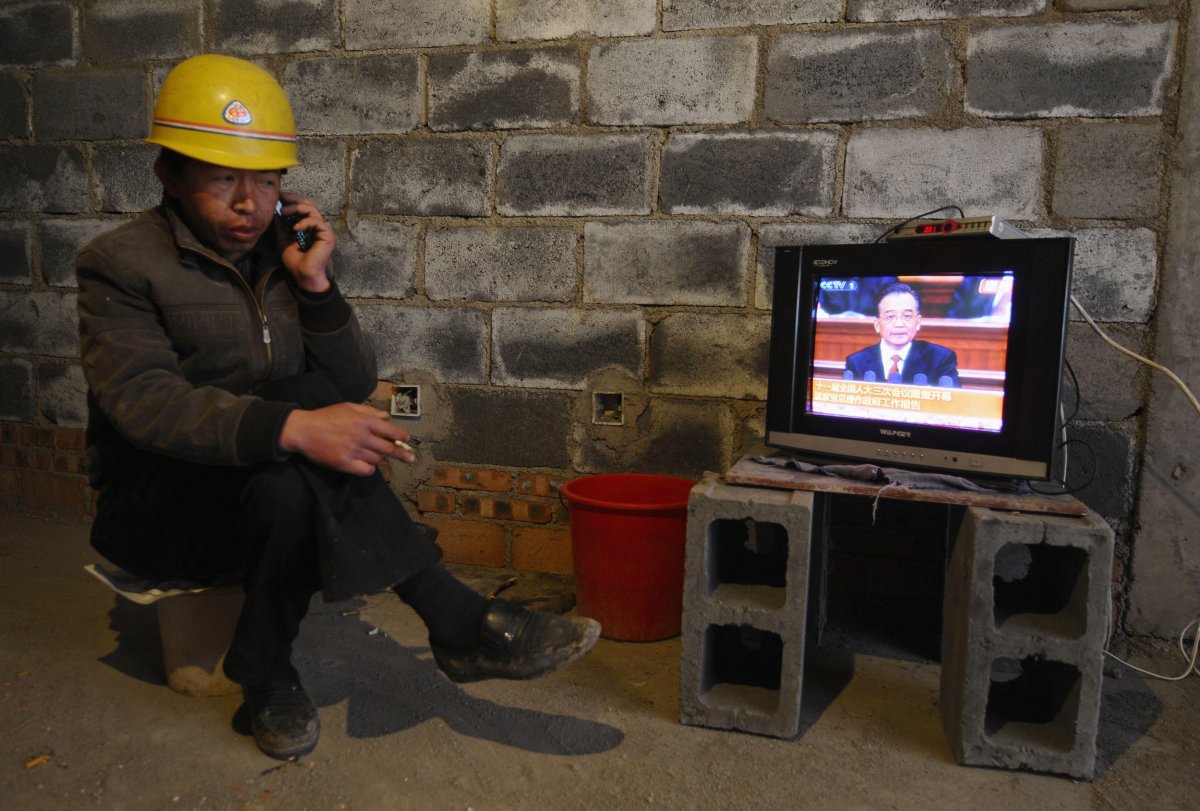 Телевизор смотрю вести. Строители смотрят телевизор. Рабочие смотрят телевизор. Строители смотрят телек. Китайцы смотрят телевизор.