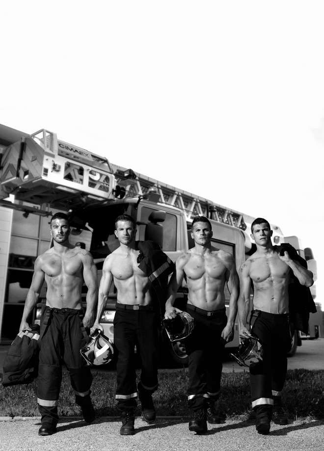 Французские пожарные выпустили горячий календарь на 2016 год