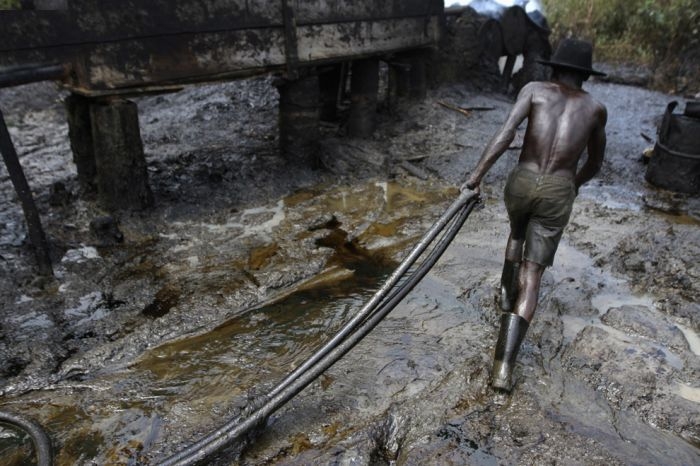 Как местные жители воруют нефть в Нигерии