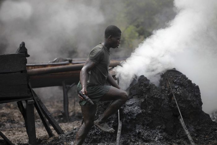 Как местные жители воруют нефть в Нигерии