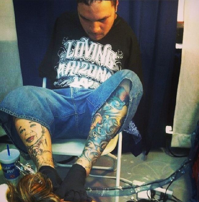 Безрукий тату-мастер Брайан Тагалог набивает татуировки при помощи ног