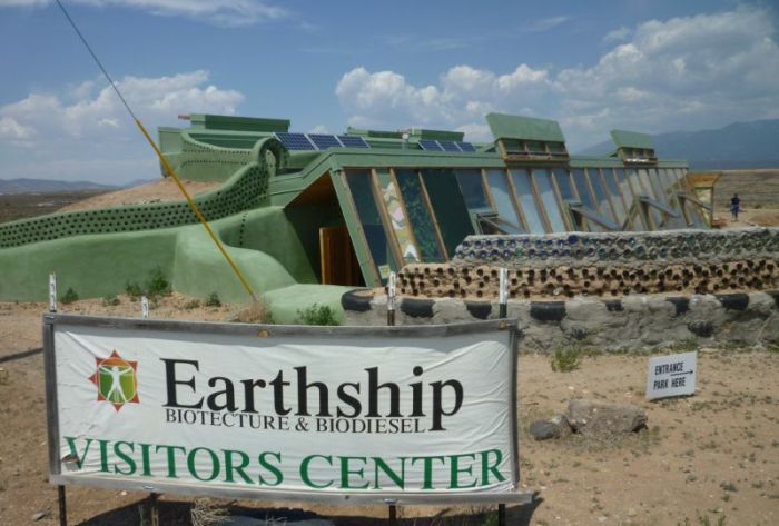Коммуна Earthships с футуристическими домами из вторсырья