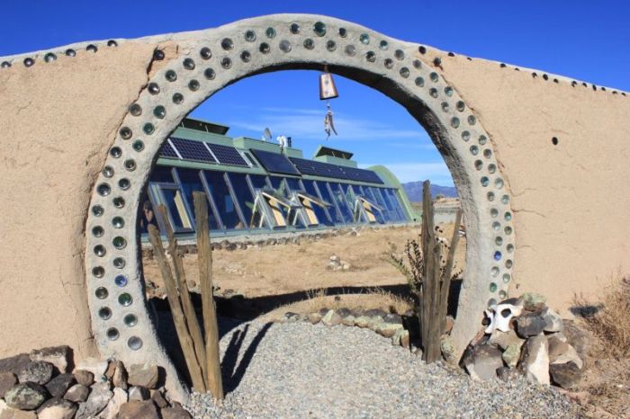 Коммуна Earthships с футуристическими домами из вторсырья