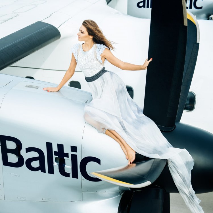 Латвийские стюардессы снялись для календаря авиакомпании