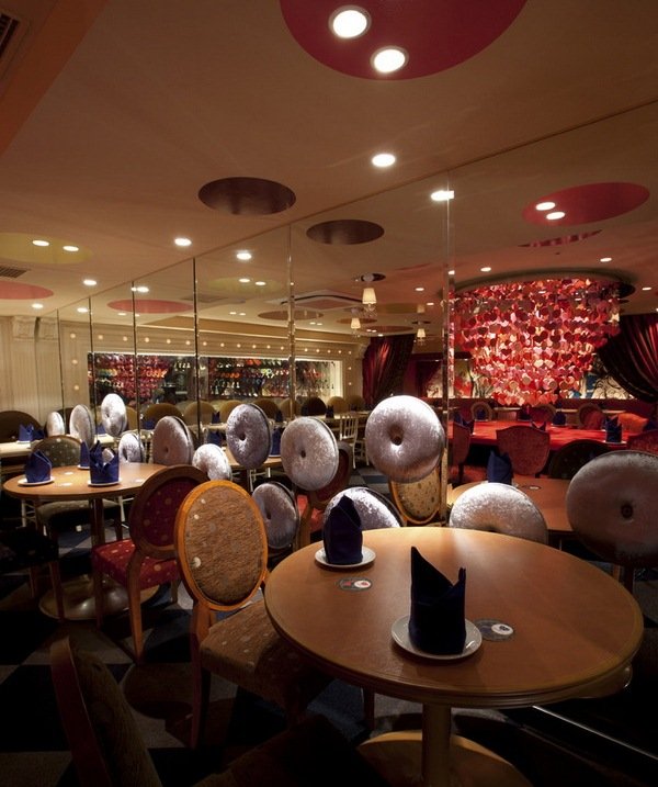 Ресторан в Японии в стиле Алисы в стране чудес