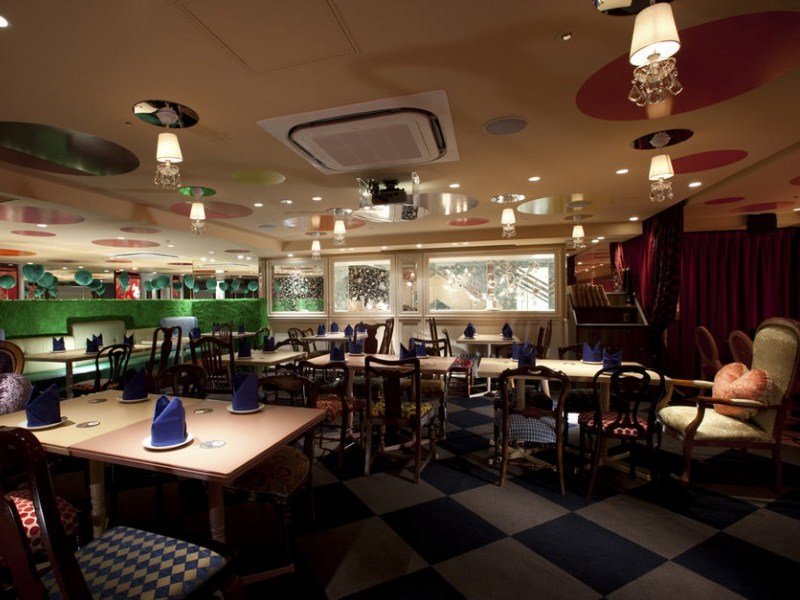 Ресторан в Японии в стиле Алисы в стране чудес