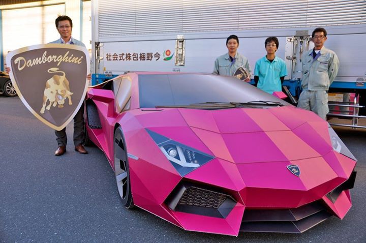 Японцы склеили из картона розовенький Lamborghini Aventador