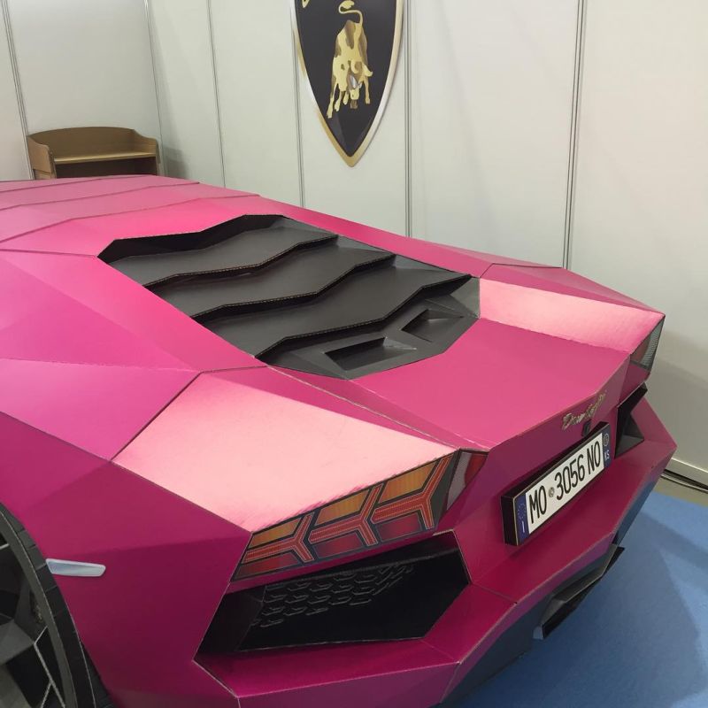 Японцы склеили из картона розовенький Lamborghini Aventador