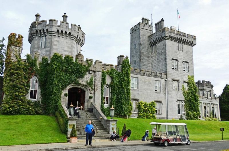 Замок-отель Дромоленд в Ирландии