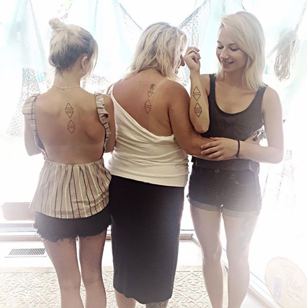 Парные татуировки для мам и дочерей