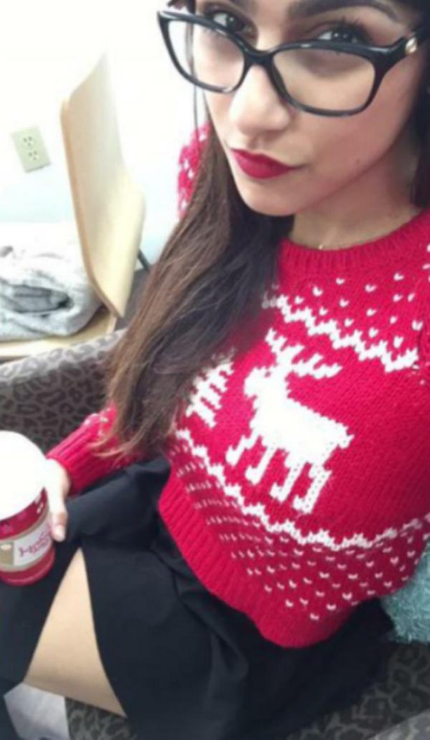 Красивые девушки в рождественских свитерах
