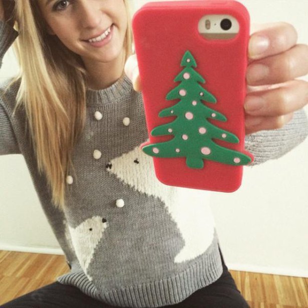 Красивые девушки в рождественских свитерах