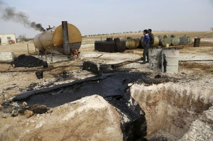 Кустарный завод по переработке нефти в Сирии