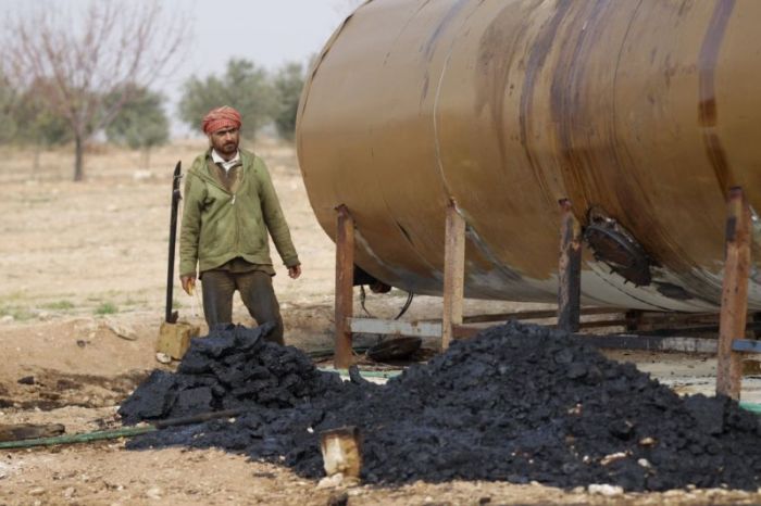 Кустарный завод по переработке нефти в Сирии