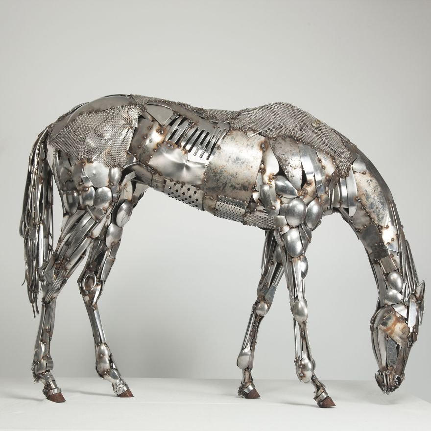 Реалистичные скульптуры животных и насекомых из металла